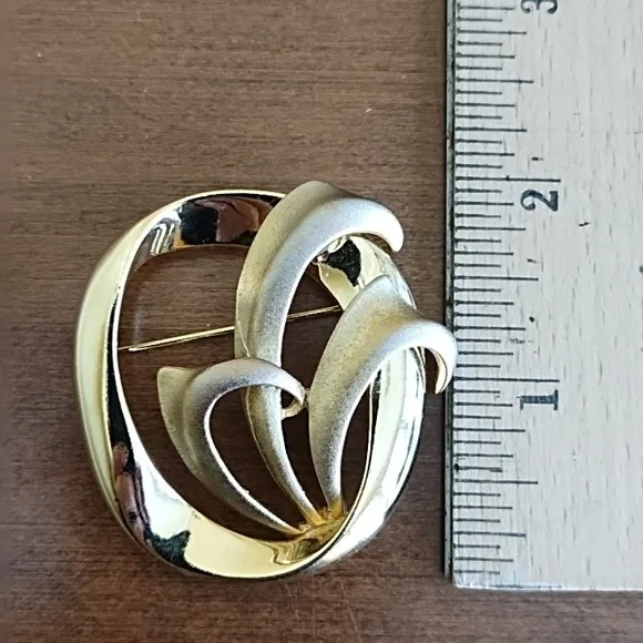 Vintage Brooch Leaves Waves Gold Tone Chunky Valentine's Mother's Day Gift - Picture 5 of 5
